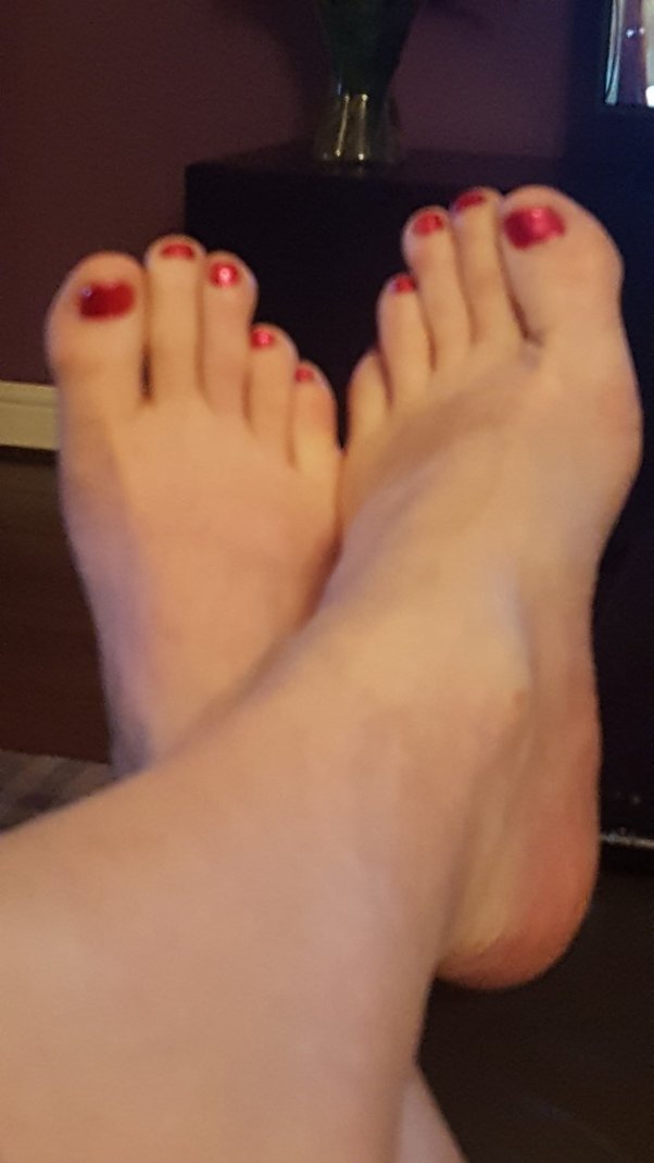 Sexy Red Sucking Toes in genoa