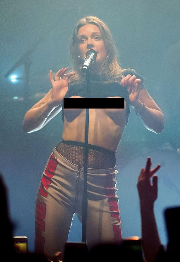 buntut kucing recommends Titties At Concerts