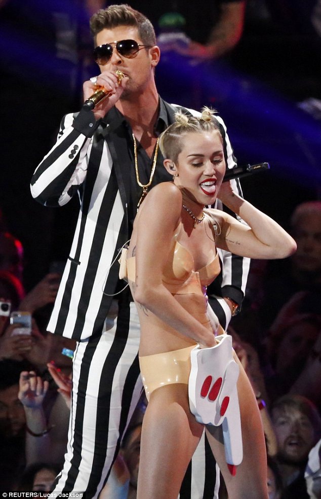 casper knight share miley cyrus naked on stage photos